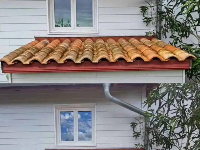 Gouttière curée des aiguilles de pin sur une villa proche de la plage du Métro